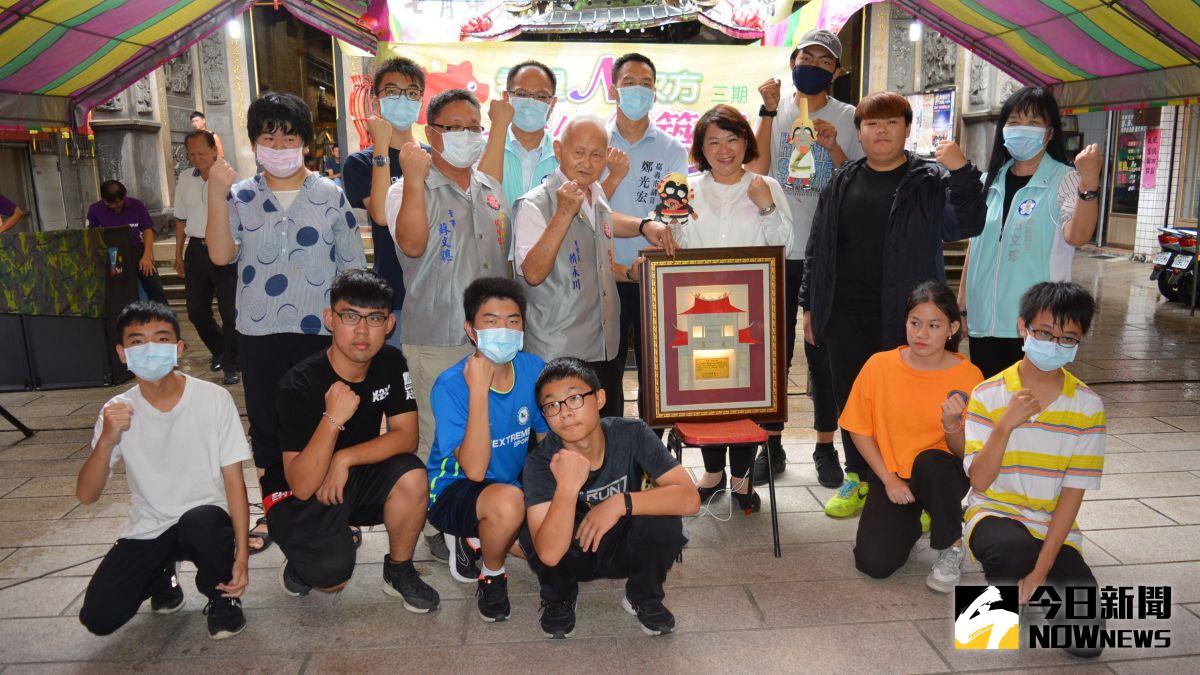 ▲參與希望N次方計畫孩子和廟方及市長等人合影。（圖／記者郭政隆攝影2020.8.26）