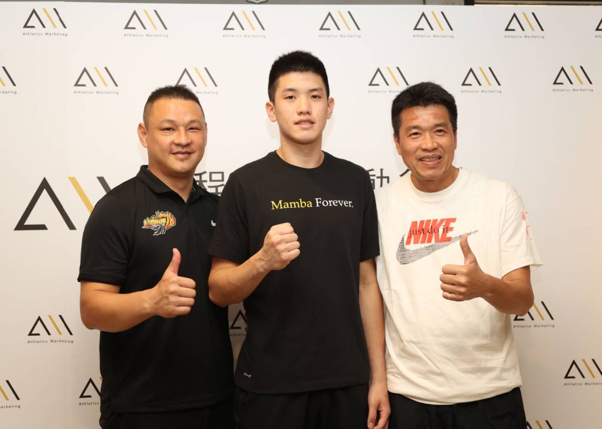 ▲林庭謙(中)和恩師吳正杰(左)及父親林正明(右)合影。（圖／啟程國際運動行銷提供）