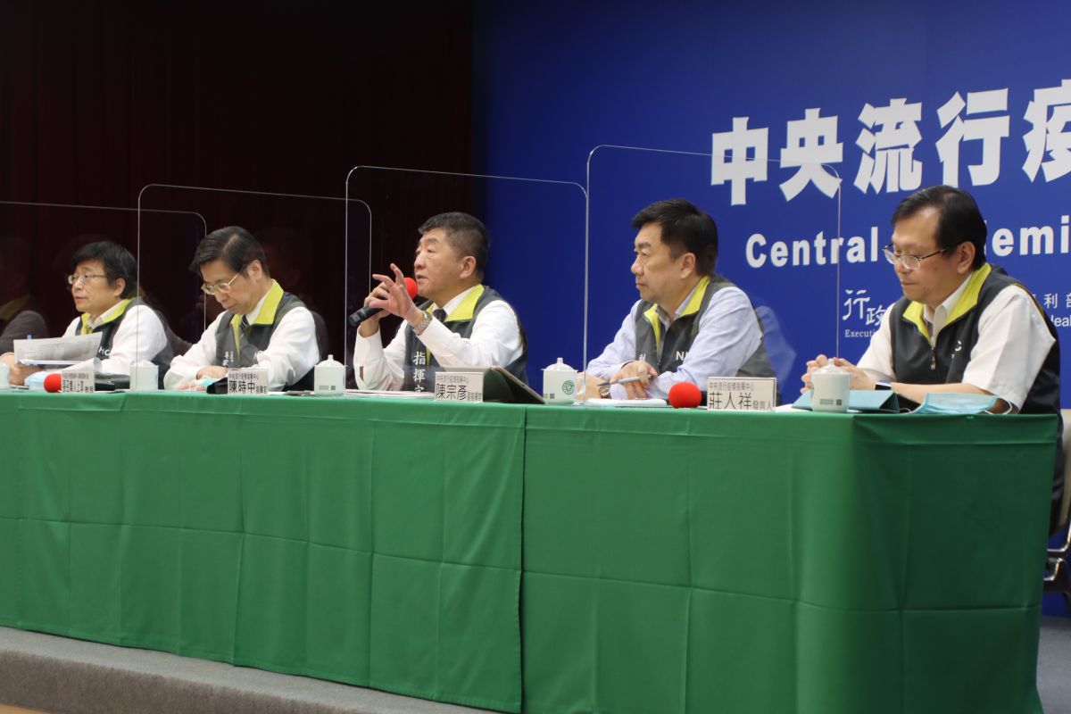 ▲中央流行疫情指揮中心指揮官陳時中（中）今（26）日說明防疫相關措施。（圖／指揮中心提供）