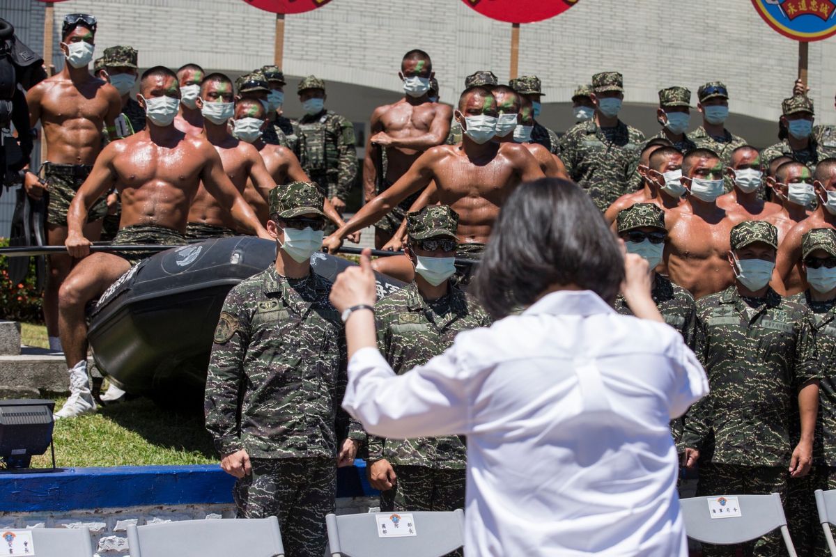 ▲總統蔡英文與前總統馬英九近日在兩岸議題上提出各自見解。圖為蔡英文6/20慰勉國軍。（圖／翻攝自蔡英文臉書）