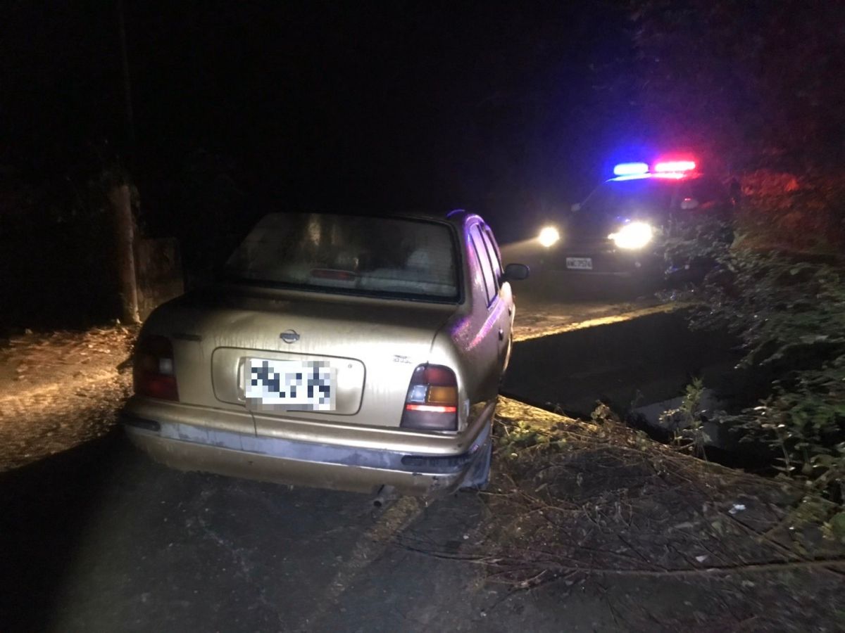 ▲高雄連日頻降大雨，旗山區1名84歲老翁昨天獨自前往杉林區釣魚，行車途中不小心整輛車卡在溪溝上，警方獲報後，立即前往救援。（圖／記者郭凱杰翻攝）