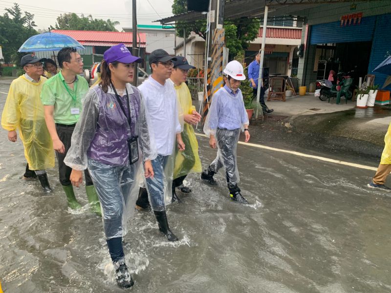 ▲有關網友今天在臉書張貼高雄市岡山區嘉興里興南巷及興隆街的淹水與市長陳其邁的合成照片,水利局指出,是假的。市長陳其邁今天一早即前往岡山及永安一帶視察降雨對當地的影響。(圖/高市府提供)