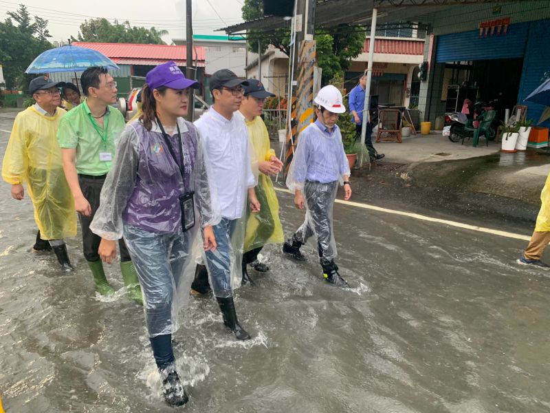 高雄大淹水 網友合成 陳其邁玩水照 水利局 係假的 地方 Nownews今日新聞