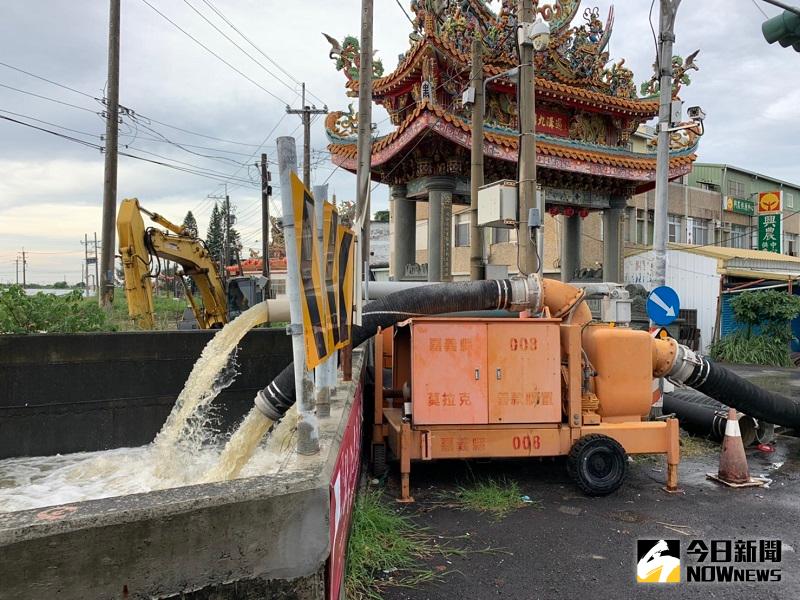 ▲嘉義縣政府防豪雨淹水，已完成預布191部移動式抽水機，分別在東石、布袋等13個鄉鎮市區域，部份地區抽水機已開始做動抽水。（圖／記者陳惲朋攝）
