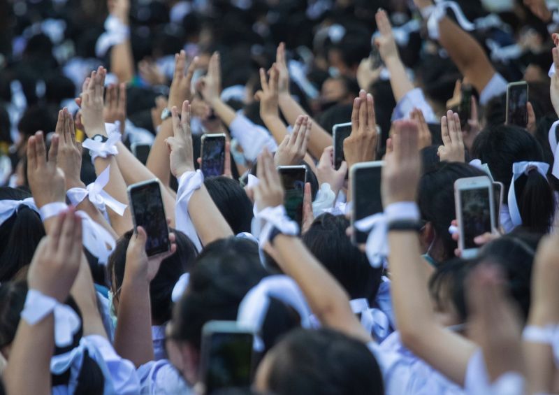 ▲泰國抗議行動持續，在好萊塢電影「飢餓遊戲」中，被視為革命象徵的三指手勢，在此次抗爭中被廣為利用。（圖／美聯社／達志影像）