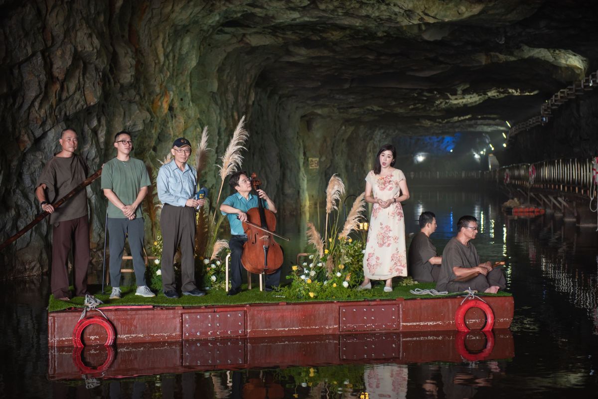 ▲金門坑道音樂節11月7、8日開演，金管處與大提琴家張正傑(左4)、女高音蔣啟真(左5)今早召開記者會，宣布9月1日起正式售票。(圖/金門國家公園管理處提供)