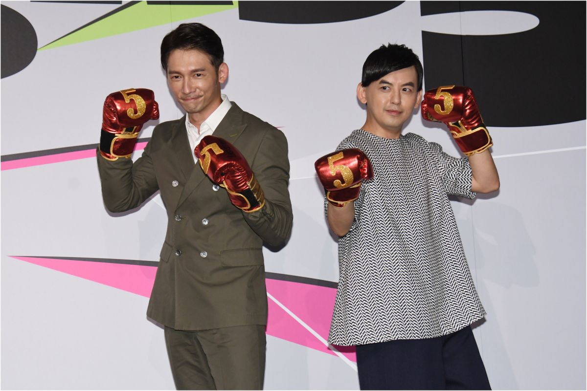 ▲溫昇豪、黃子佼（右）擔任第55屆金鐘獎揭獎嘉賓。（圖 / 記者陳明安攝）