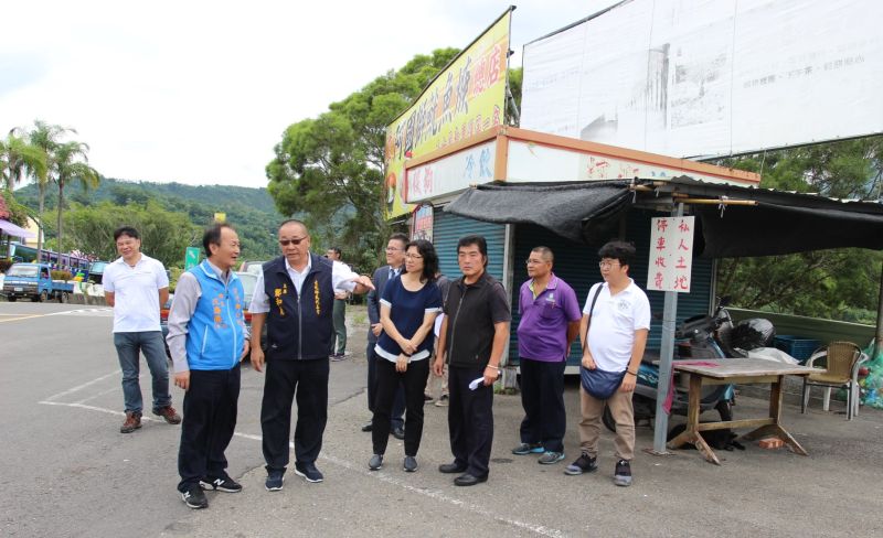 ▲劍湖山的公車候車站設置受地方重視，鄉長沈勝騰、鄉代會主席鄭和義會同相關單位實勘。（圖／記者簡勇鵬攝，2020.08.26）