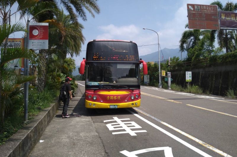 ▲地方民代關心該公車站上下車和候車的安全性。（圖／記者簡勇鵬攝，2020.08.26）