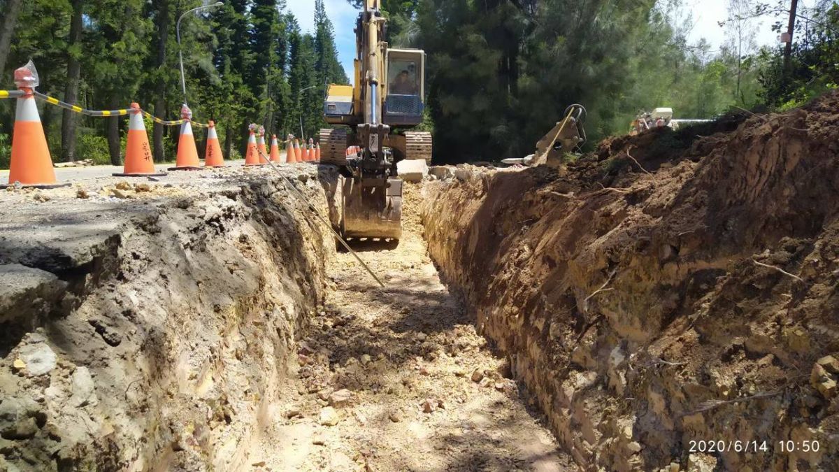 ▲金門縣的環島南路三段道路坑洞多，金門縣政府工務處將從於8月28日至9月28日封閉道路進行改善工程。(圖/金門縣工務處提供)
