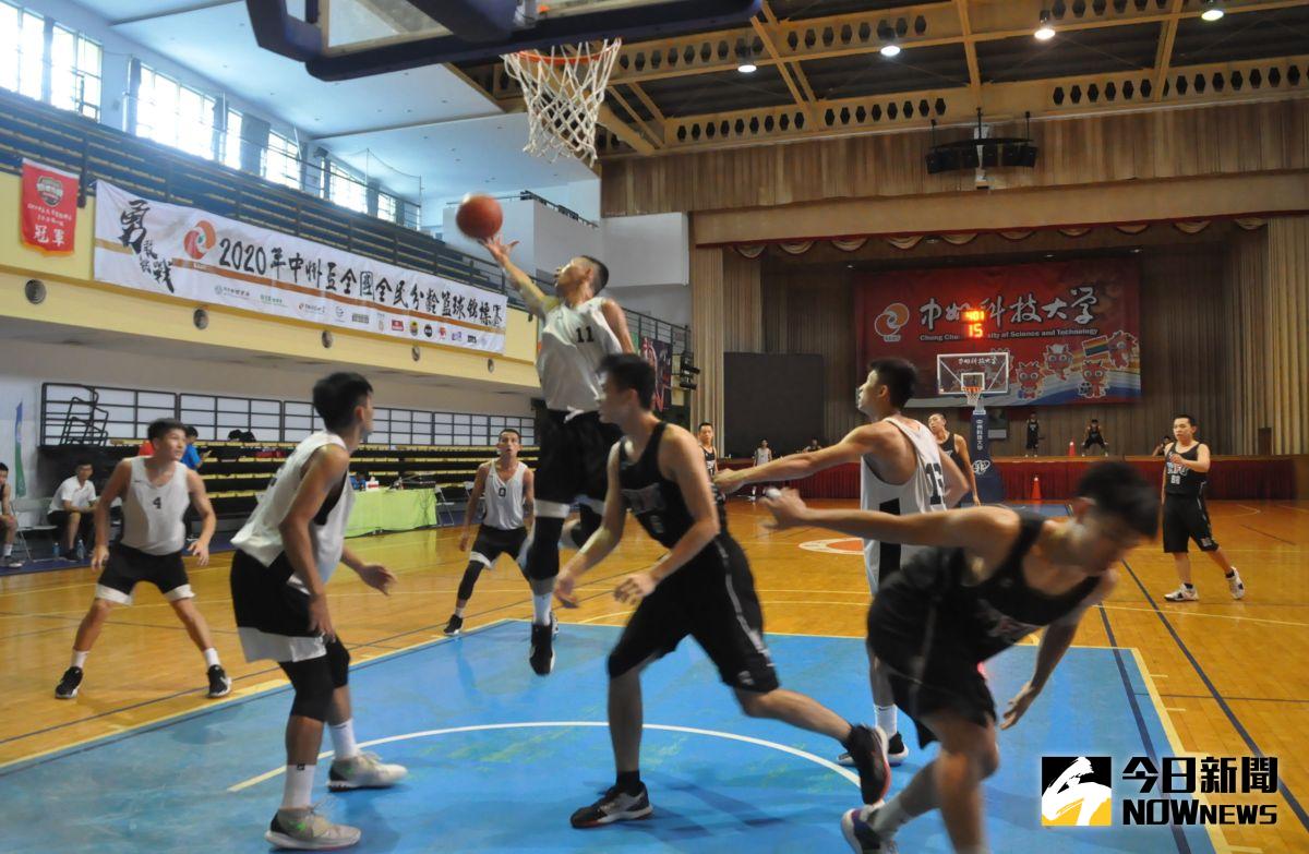 ▲全國全民中州盃分齡籃球賽大專公開男生組比賽相當激烈精彩。（圖／記者陳雅芳攝，2020.08.26）
