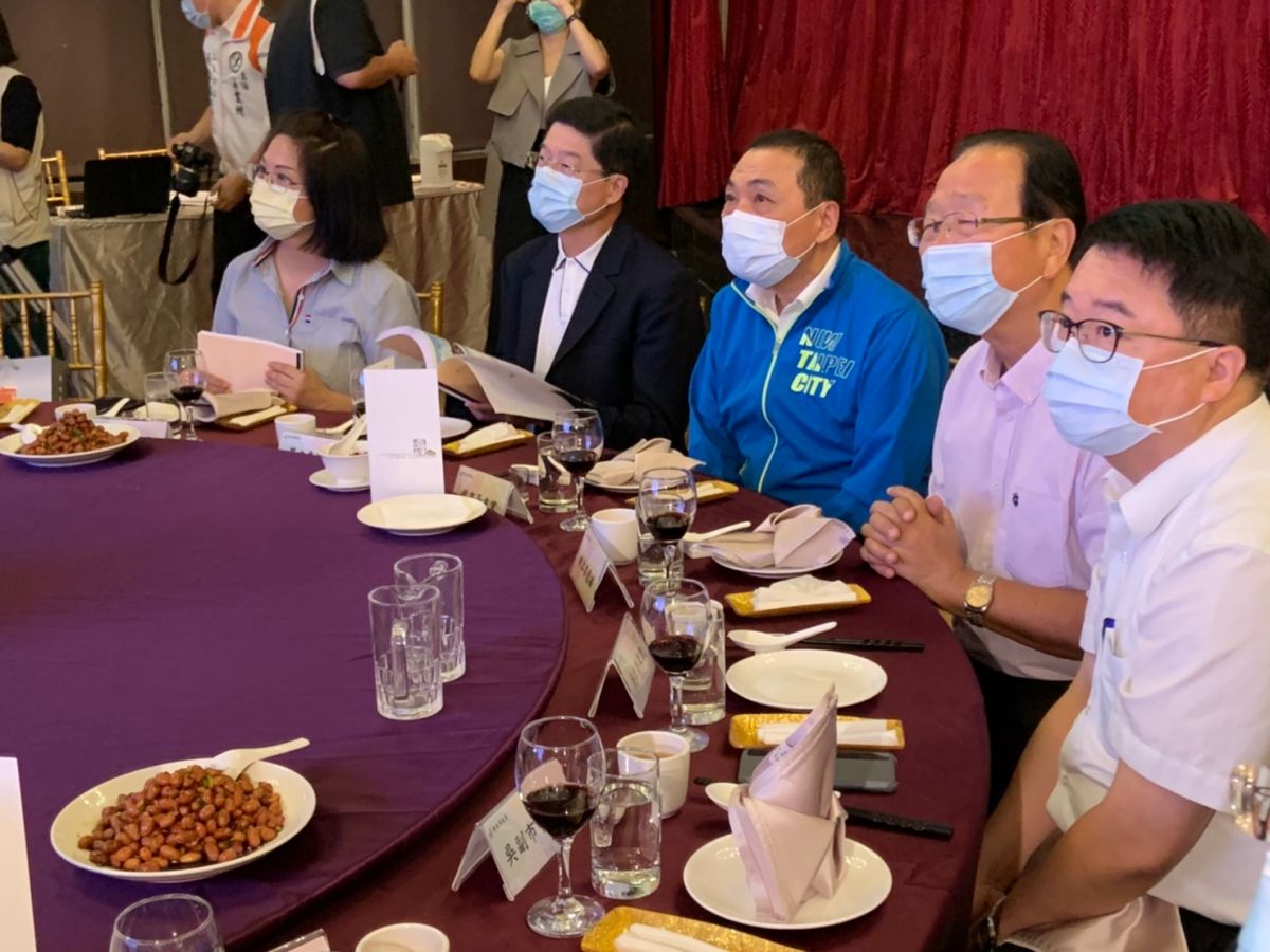 ▲侯友宜宴請新北市12席立委，希望他們能幫忙爭取600億元的前瞻預算。 (圖/記者吳承翰攝)