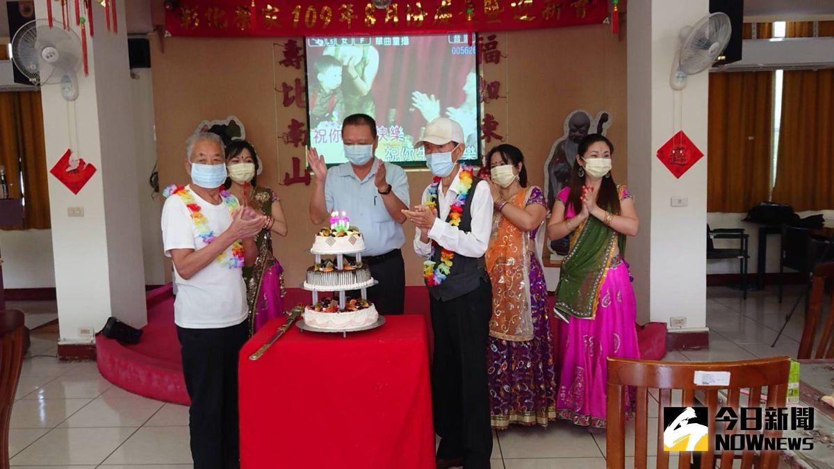 ▲彰化榮家為長輩們辦理8月慶生暨迎新會，與長輩一同攜手切大蛋糕，壽星長輩們開心感謝眾人祝福，場面溫馨熱鬧。（圖／記者陳雅芳攝，2020.08.26）
