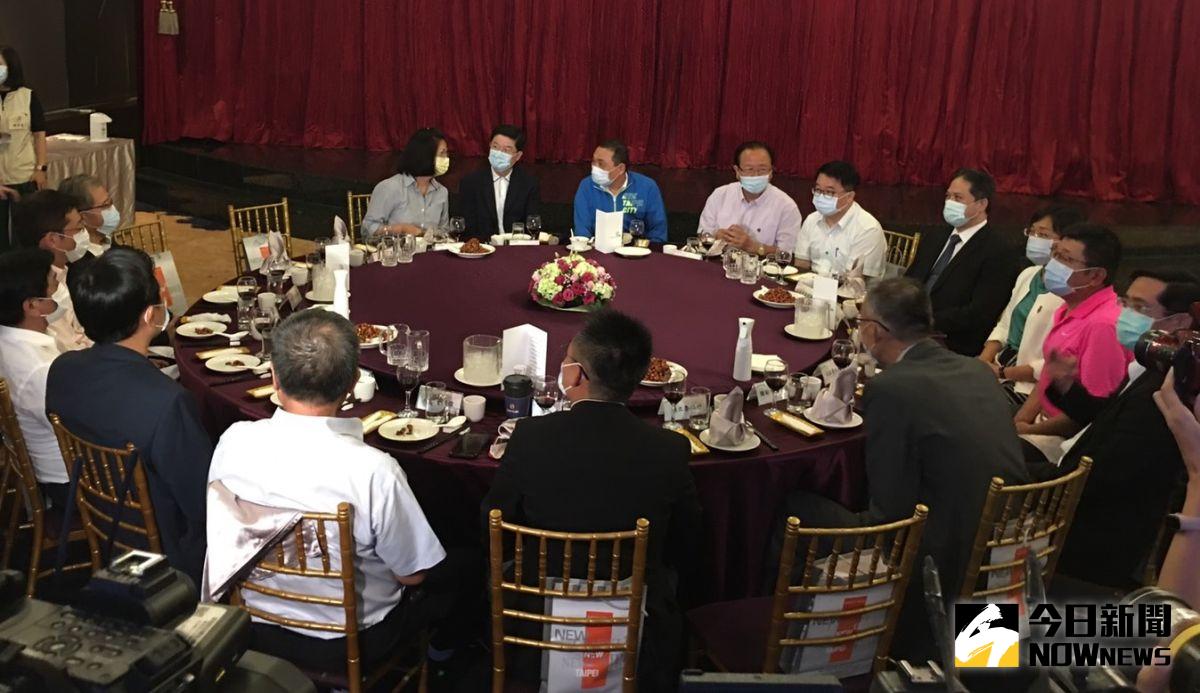▲今（26）日新北市長侯友宜晚間宴請轄區12席立委，討論地方建設以及向中央爭取前瞻預算。（圖/陳志仁攝）
