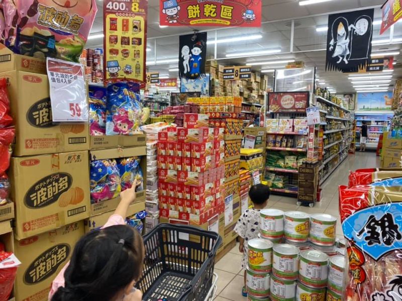 ▲金山全聯的店內布置,掛滿阿飄畫像,十分有趣。(圖/翻攝自臉書社團《我愛全聯-好物老實説》)