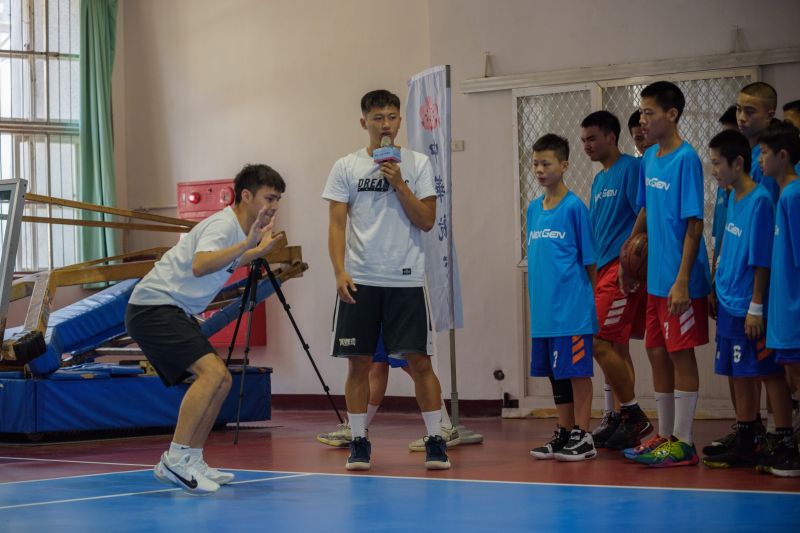 ▲華航舉辦 26 日公益籃球訓練營，邀請寶島夢想家籃球隊，教導孩子體驗正規籃球訓練，透過自身經驗分享，鼓勵追求籃球夢。（圖／華航）
