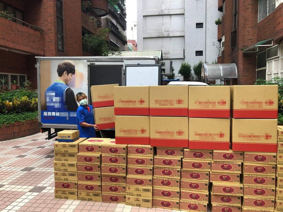 ▲中元普渡拜拜準備的供品少不了泡麵，有消費者抽中量販店活動大獎「1688包泡麵」，在社區架起一道泡麵牆吸引眾人圍觀。（圖／網友授權提供）