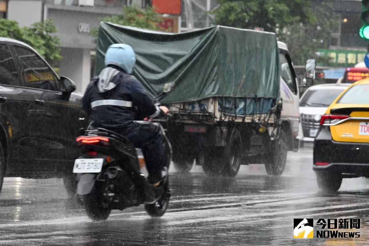 ▲今（21）日受南方雲系北移影響，降雨狀況會比昨天明顯，各地皆有短暫陣雨，並且容易出現局部較大雨勢。（示意圖／NOWnews資料照）