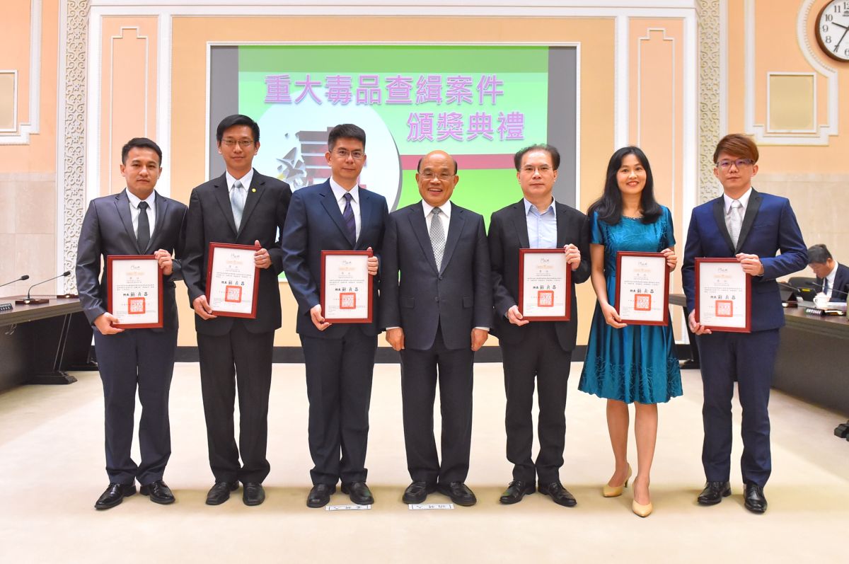 ▲行政院長蘇貞昌（中）上午出席行政院會「重大毒品查緝案件頒獎典禮」，宣示未來4年將再投入150億元，強化反毒工作。（圖／行政院提供）