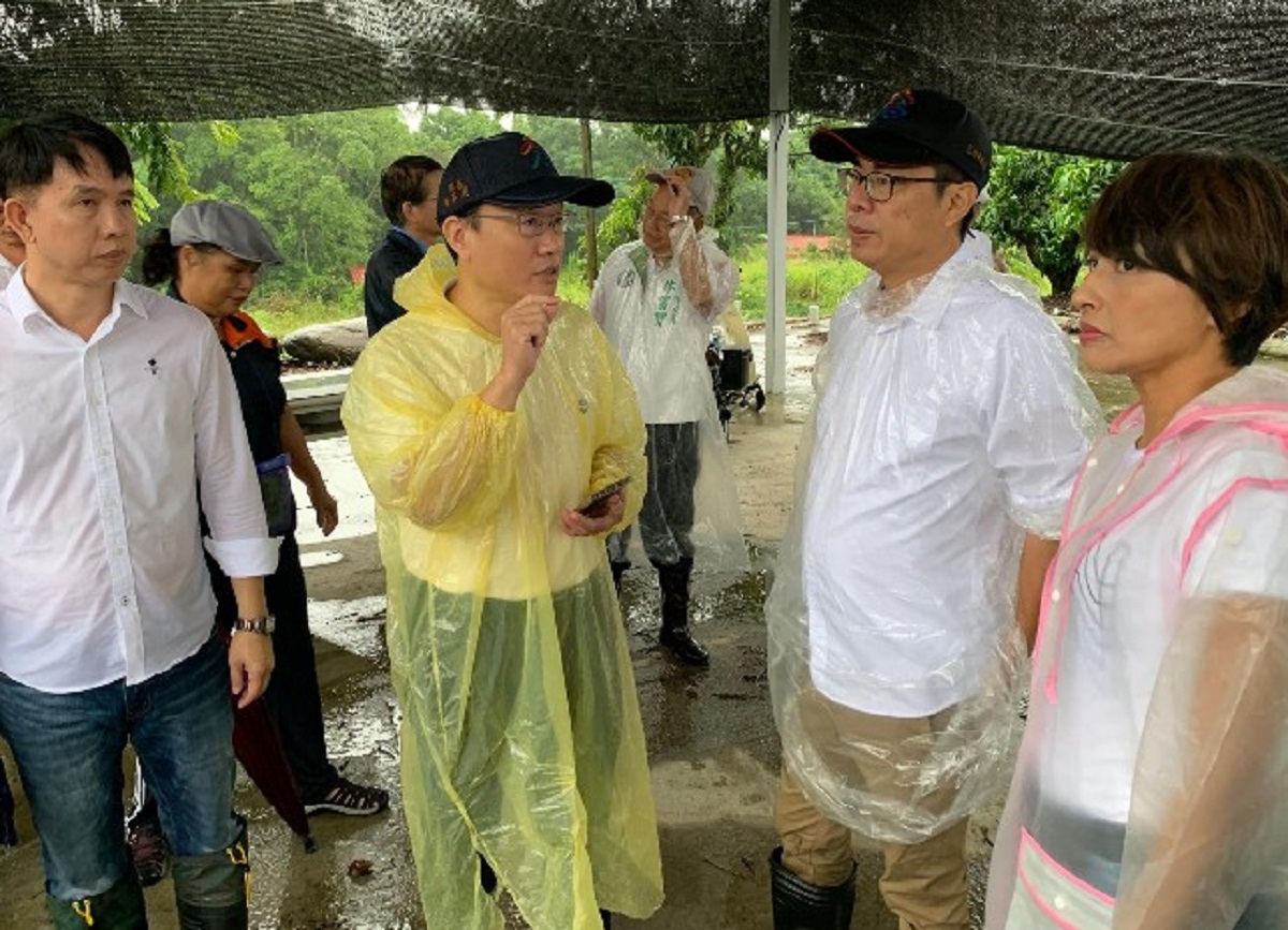 ▲因氣象預報今(27)日雨勢將往高雄山區移動，市長陳其邁上午七點前就前往六龜、美濃地區瞭解地方防汛整備情形，水利局指出六龜防汛整備提前至９月完工。（圖／高市水利局提供）