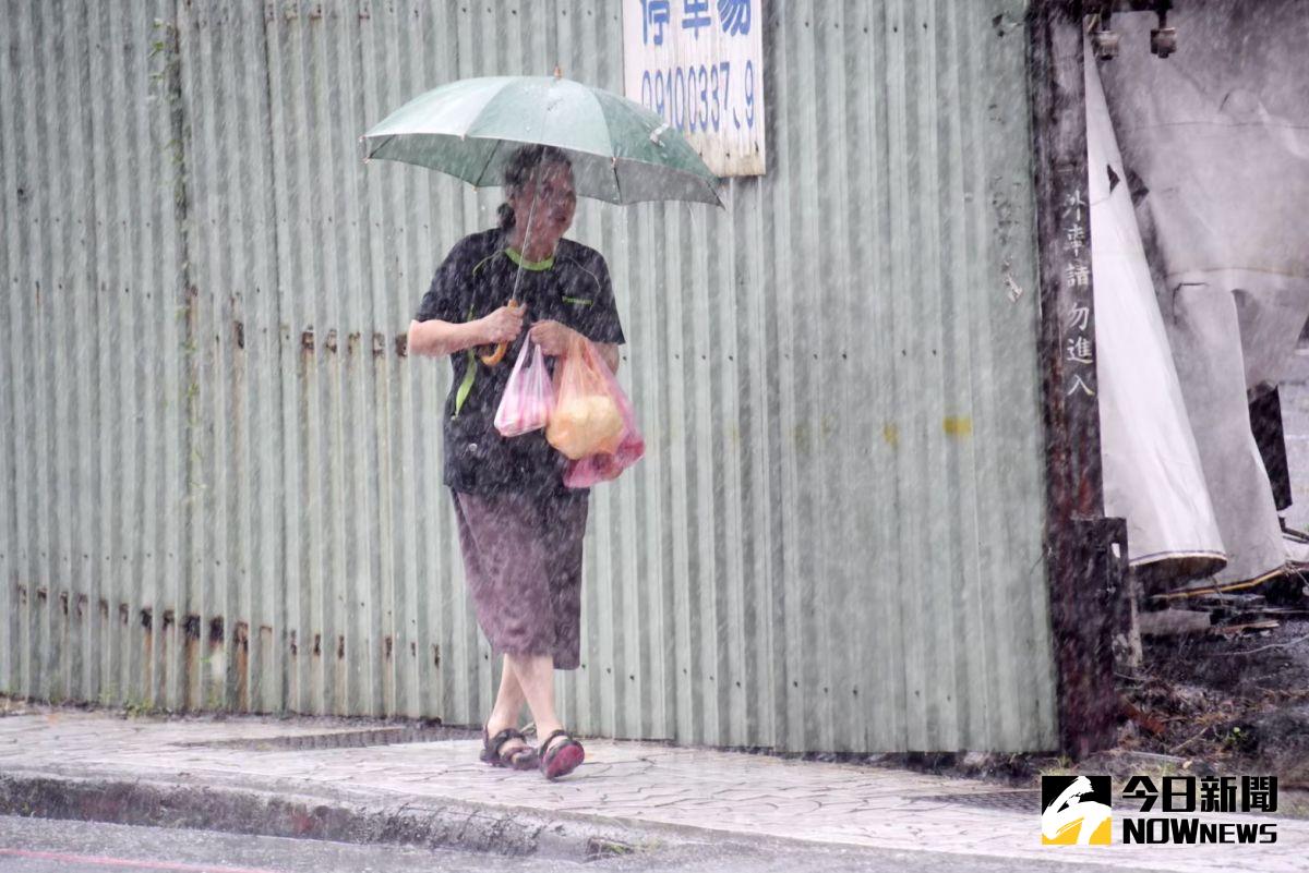 ▲颱風尾持續發威，氣象局發布18縣市豪大雨特報。（圖/NOWnews資料照，記者林柏年攝）