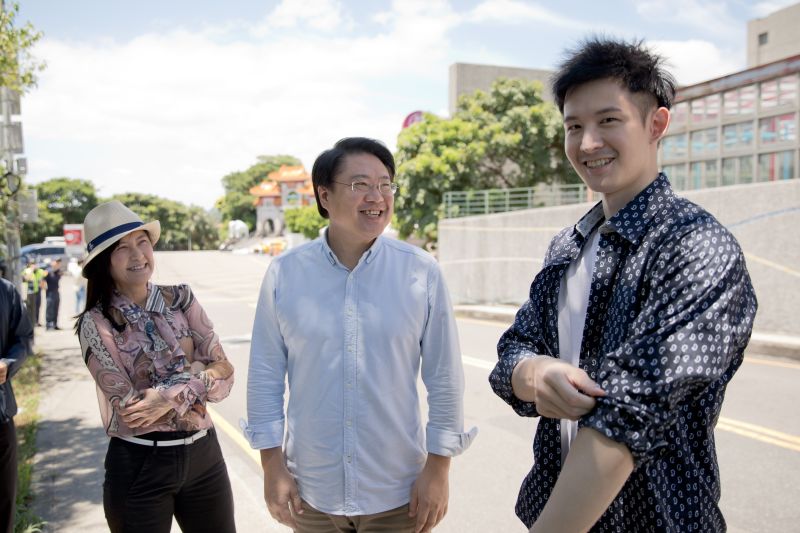 ▲基隆市政府為呼籲民眾重視交通安全,由市長林右昌首度與網紅波特王合作,以誇張趣味的影片方式,讓民眾知道交通安全。(圖/基隆市政府提供)