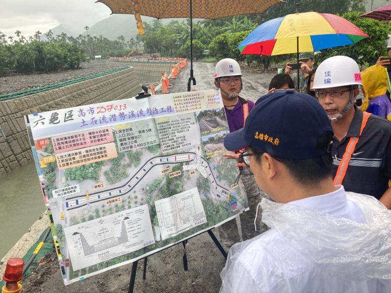▲高雄市長陳其邁到六龜區中興里DF053潛勢溪流現地勘查。(圖/高雄市政府提供)