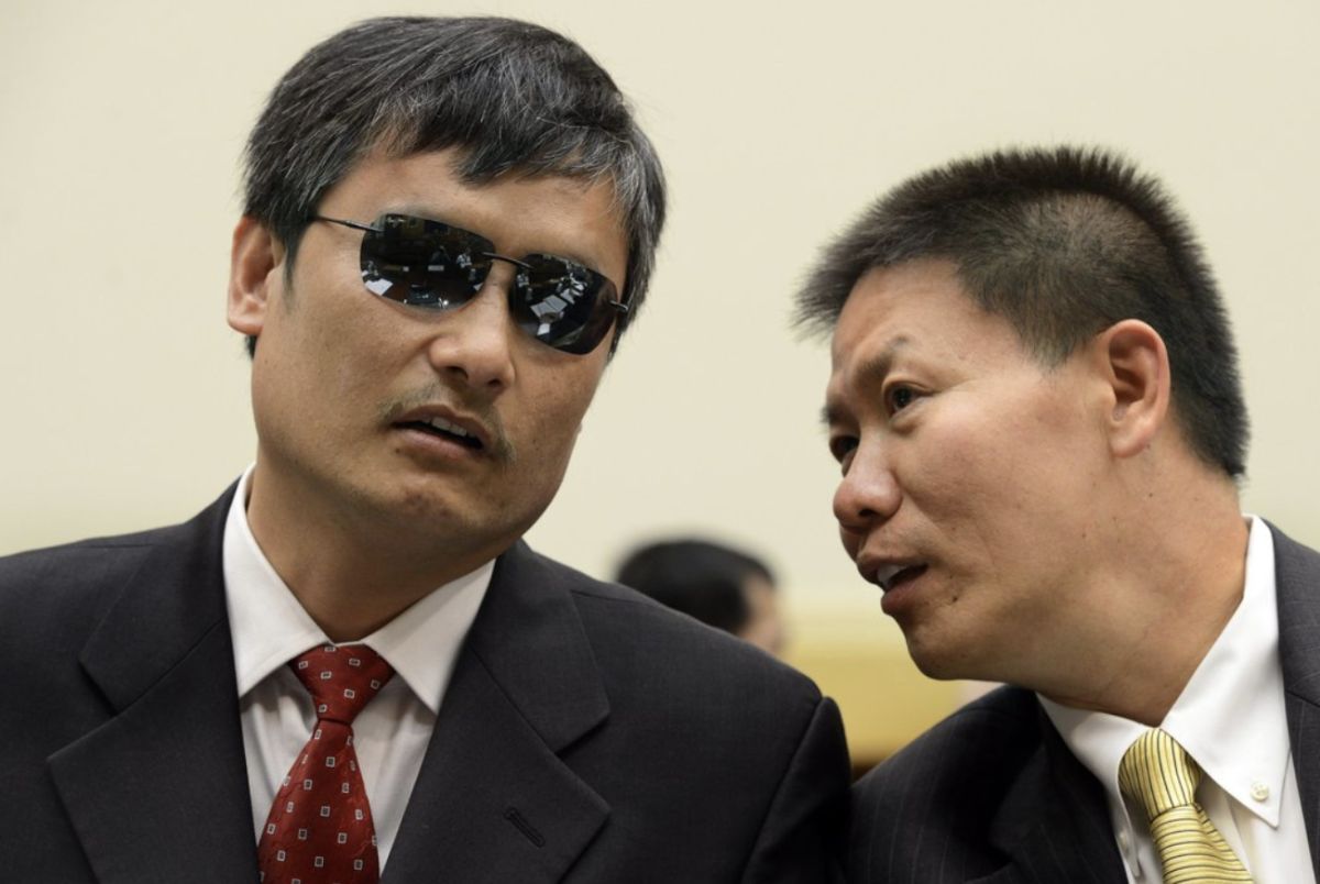▲流亡美國的中國盲人維權律師陳光誠（左）投書華爾街日報表示，中國人權紀錄欠佳，民主國家不該參加明年2月登場的北京冬季奧運。(圖／翻攝NYTimes)