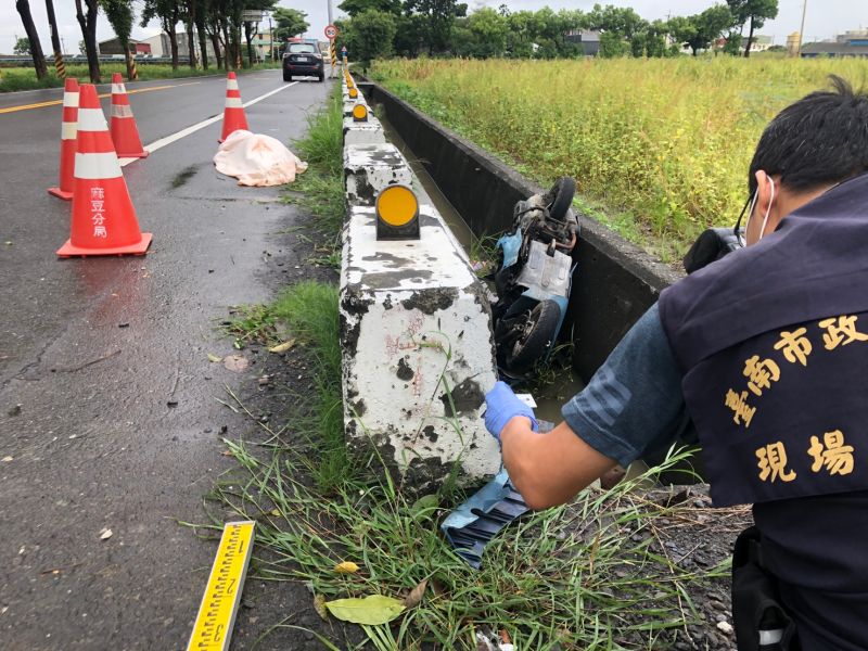 豪雨襲台南釀憾事　婦人騎車跌落水溝溺斃

