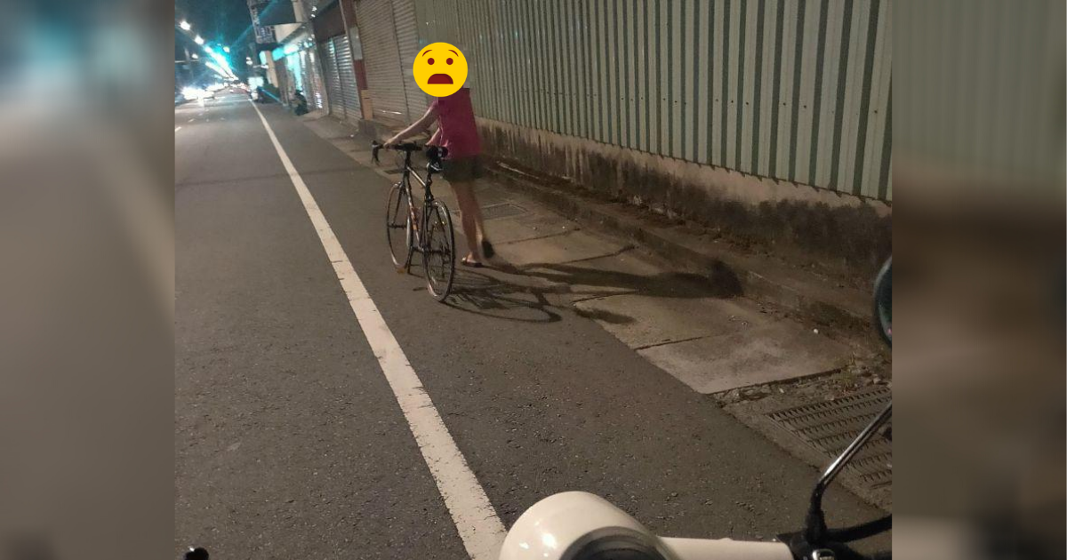 ▲一名男網友在臉書社團《爆怨公社》提到，騎著腳踏車外出卻突然爆胎，妻子堅持要騎電動車來道路救援，豈料結果神反轉讓原PO崩潰自嘲「好浪漫，像極了愛情」，貼文曝光立刻引發1.8萬網友按讚回響。（圖／翻攝自《爆怨公社》）