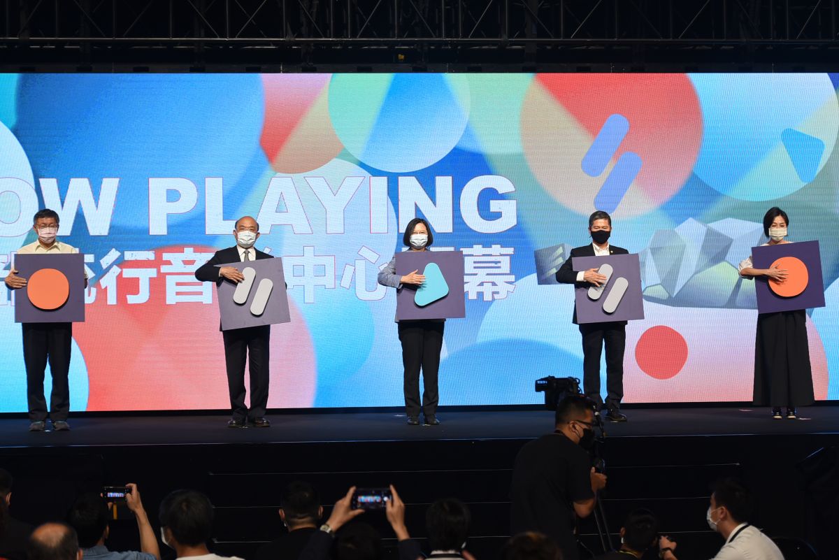 ▲北部流行音樂中心（簡稱北流）今（27）日開幕，蔡英文總統（中）、行政院長蘇貞昌（左二）、台北市長柯文哲（左一）、文化部長李永得（右二）、北流董事長黃韻玲（右一）出席開幕儀式。（圖／記者陳明安、葉政勳攝，2020.08.27）