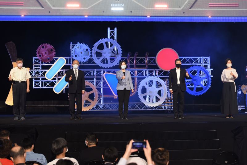 ▲北部流行音樂中心(簡稱北流)今(27)日開幕,蔡英文總統(中)、行政院長蘇貞昌(左二)、台北市長柯文哲(左一)、文化部長李永得(右二)、北流董事長黃韻玲(右一)出席開幕儀式。(圖/記者陳明安、葉政勳攝,2020.08.27)