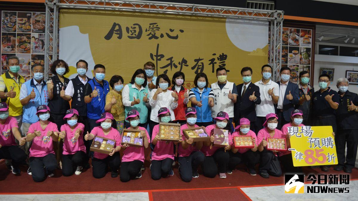 ▲再耕園推出的月餅口味有蛋黃酥、芋頭酥、金薯酥與白芋酥四種口味。（圖／記者郭政隆攝影2020.8.27）