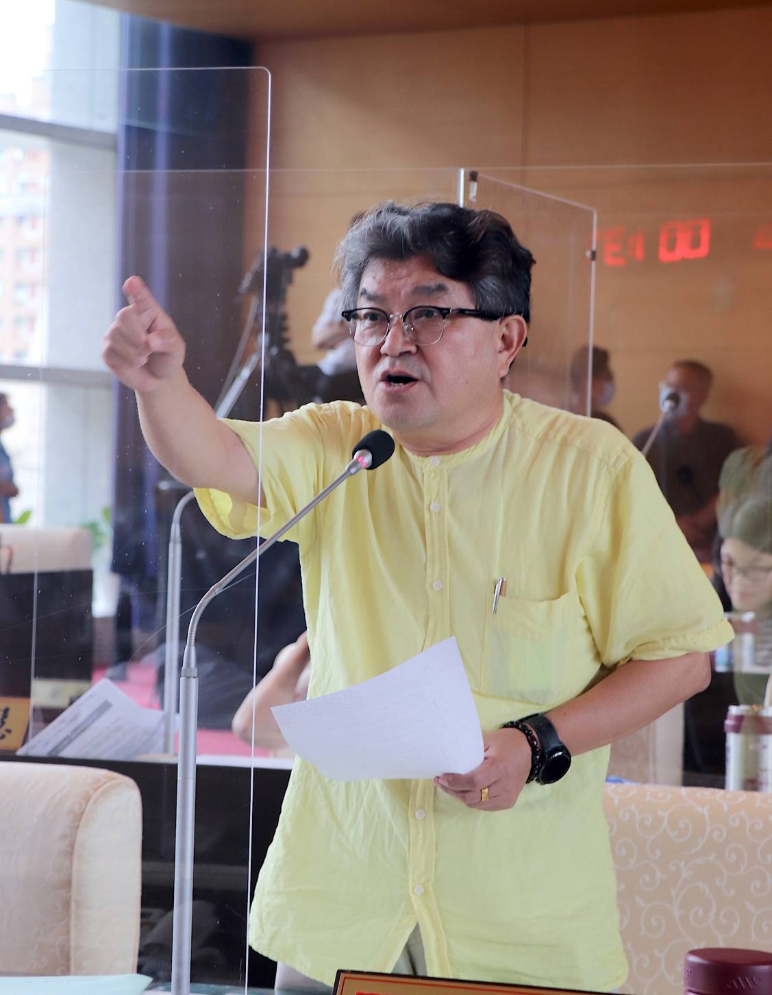 ▲議員李中質詢指出，市府觀旅局長林筱淇不給資料，無法就審計處決算進行質詢，向市長盧秀燕提出嚴正抗議(圖／柳榮俊攝2020.8.27)