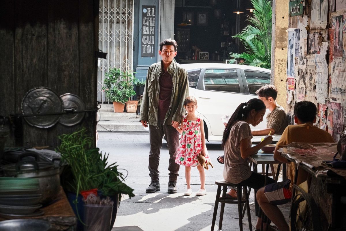 ▲影帝黃晸玟（左）靠玩偶拉近與童星的距離。（圖／采昌）