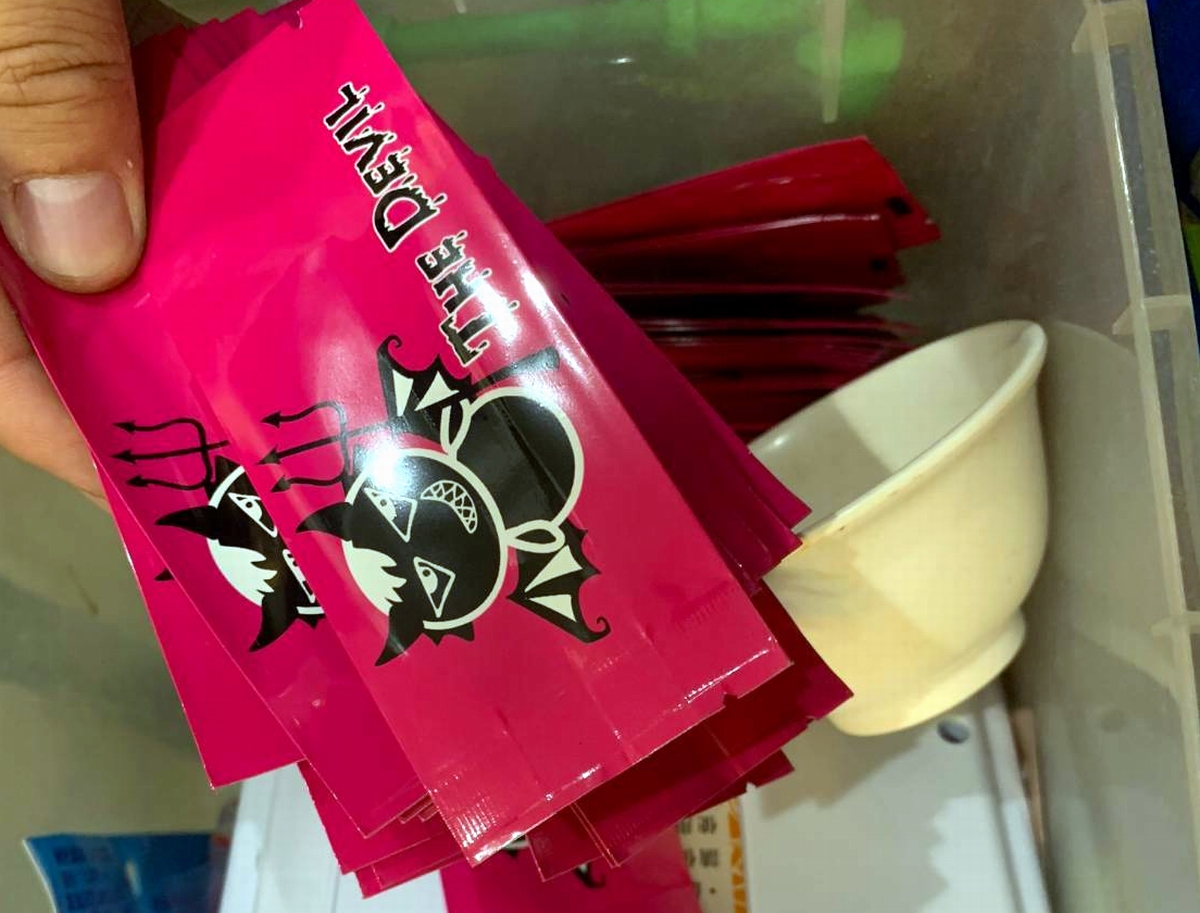 ▲新興毒品種類繁多，毒品咖啡包的主要原料之一為學名甲基甲卡西酮(俗稱喵喵)的第三級管制毒品。（圖／內埔警分局提供 , 2020.08.27）