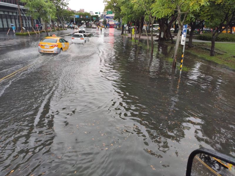 ▲由於雨量太大，午後台北市中山北路及福林路口發生道路積水。（圖／台北市政府提供）