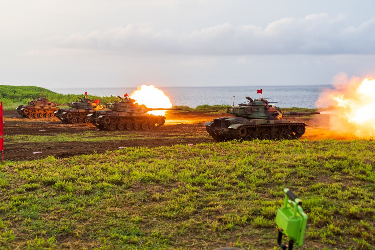 ▲澎防部針對裝騎營及戰車營官兵實施期末戰力鑑測，另混砲營及兩棲連等單位，配合時序實施防衛性武器射擊，充分發揮高效能聯合打擊能力，展現防區堅實戰力。（圖／澎防部臉書）