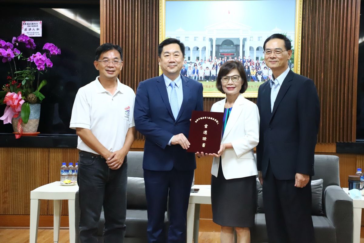 ▲內政部次長陳宗彥（左二）南下高雄，頒發高雄市議會補選議長當選證書給新任議長曾麗燕（右二）。（圖／高雄市議會提供）