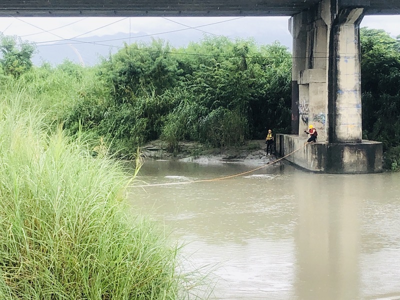 ▲嘉義市消防局前往橋下進行搜救行動。(圖／民眾提供）
