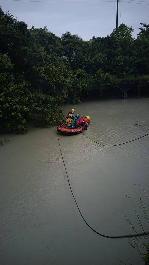▲嘉義市消防局出動橡皮艇前往搜救。(圖／民眾提供）