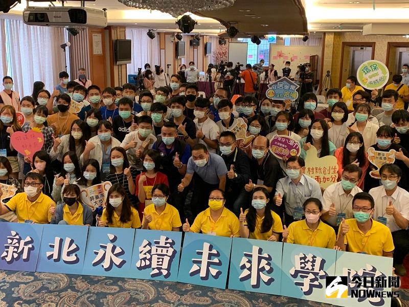 ▲新北市環保局舉辦首屆「新北永續未來學院」互動式營隊，侯友宜與學員合影留念。(圖/記者康子仁攝)