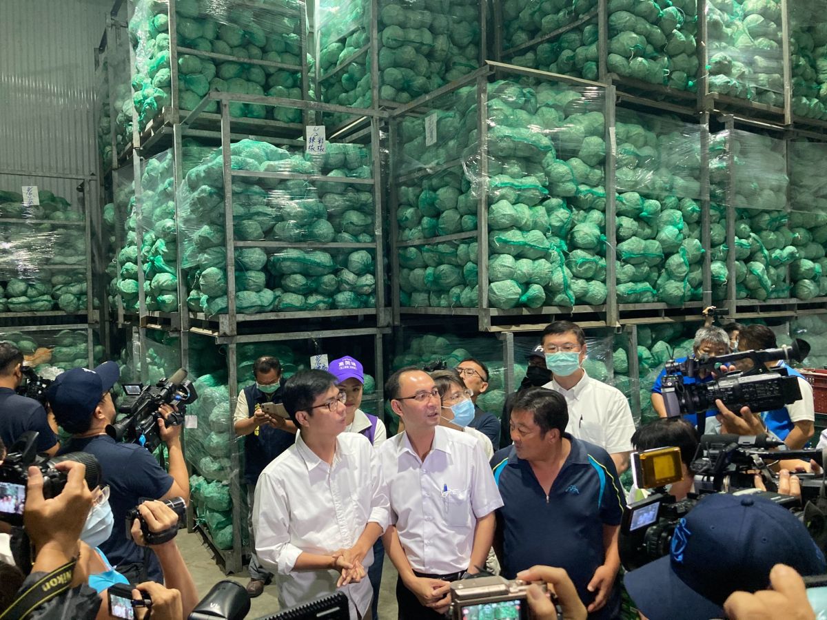▲高雄市長陳其邁今（27）日下午訪視梓官區農會蔬菜集貨場。（圖／翻攝自陳其邁臉書）