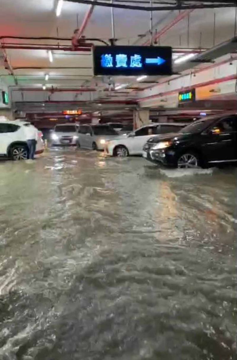 突如其來強降雨　路面積水衝進宜大地下停車場車輛險遭殃
