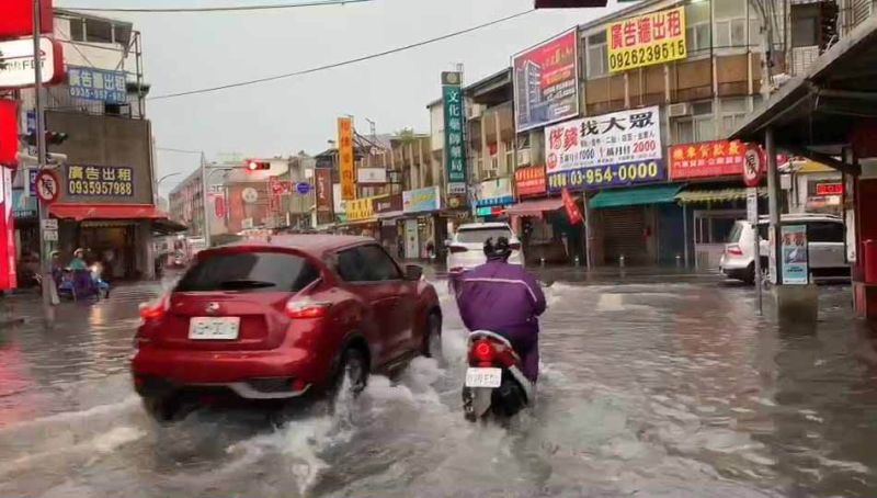 ▲宜蘭市道路到處積水。(圖/記者李清貴翻攝,2020.08.27)