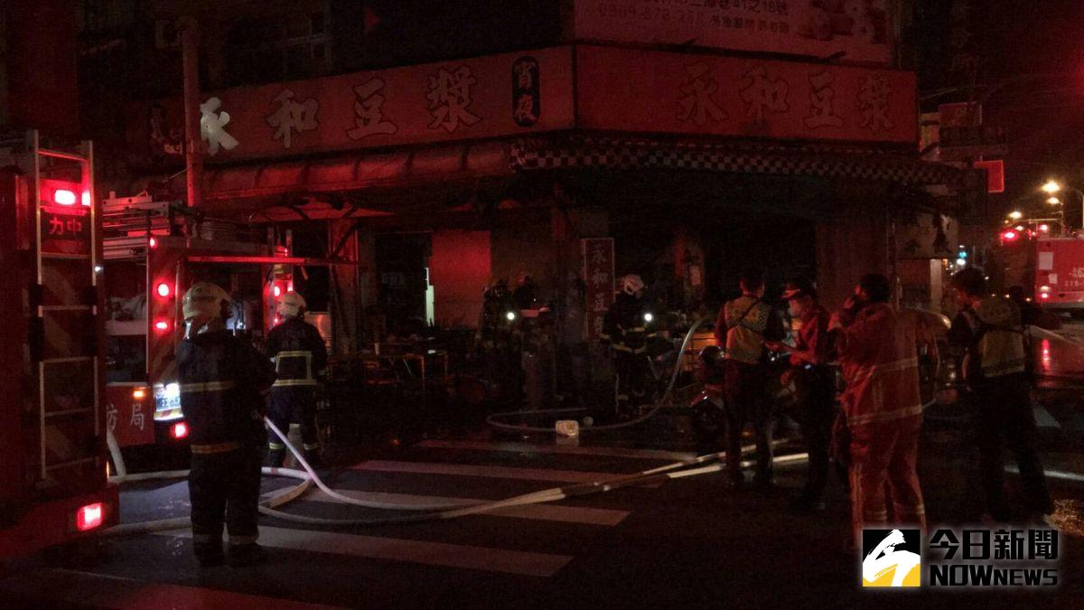 ▲員林市莒光路與靜修路口上豆漿店發生大火，疑似是員工換裝瓦斯桶不慎，點火瞬間燃燒造成大火，消防人員拉水線灑水灌救。（圖／記者陳雅芳翻攝，2020.08.28）