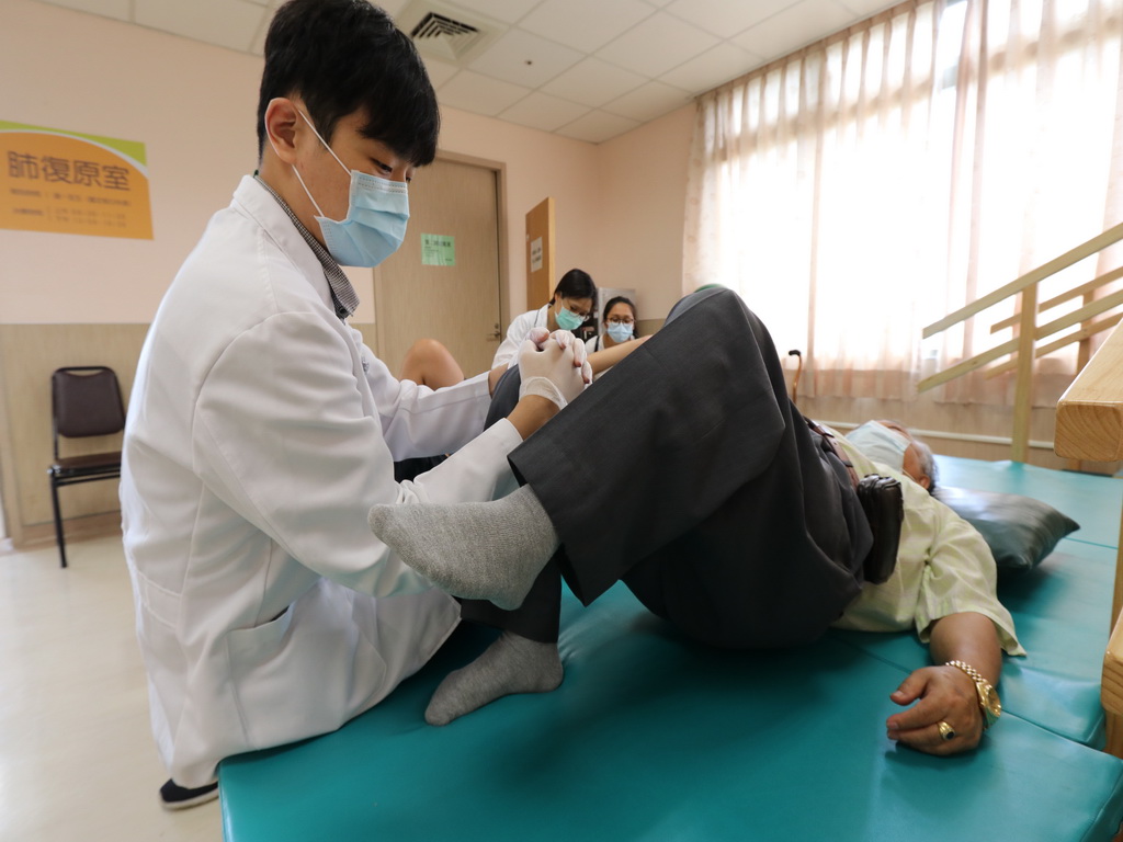 ▲患者出血性腦中風，配合「全民健康保險急性後期整合照護計畫」，一個月內就恢復行走能力。(圖／林重鎣攝2020.8.28)