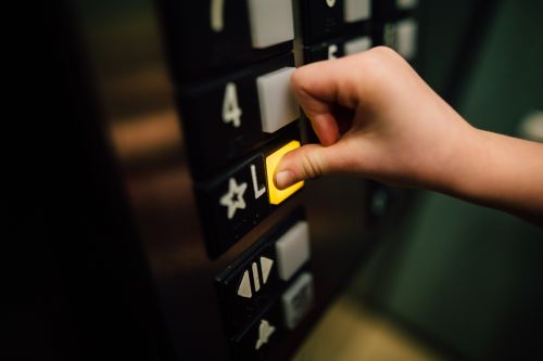 ▲停電時最好不要搭乘電梯。（示意圖／翻攝自pexels）