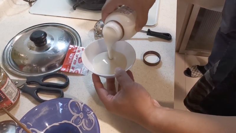 ▲仕鵬更拿出了「濃い豆乳」要來煮韓國泡麵。（圖／翻攝自YouTube頻道《軌藍趴火電台》）