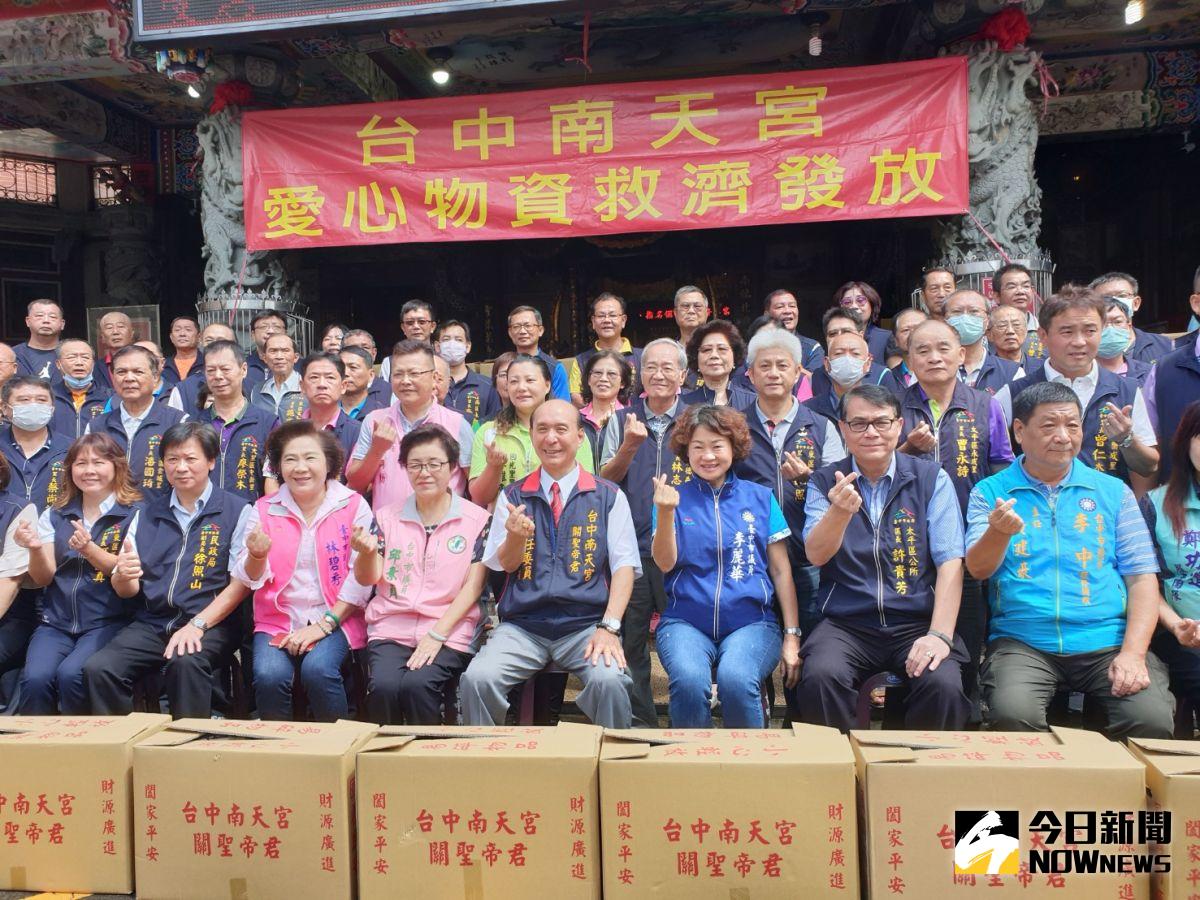 ▲南天宮歡慶聖聖帝君壽誕，今發放愛心物資     全市有1500戶弱勢家庭受惠。（圖／金武鳳攝，2020.8.28)